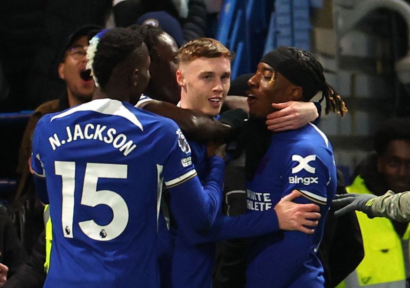 Soccer-Perfect Palmer hits four as Chelsea thrash woeful Everton 6-0