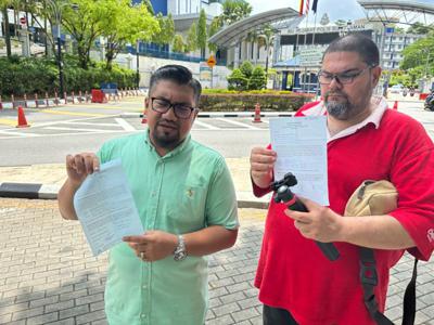 Chegubard, Mohamad Salim arrive at MCMC HQ to have statements taken