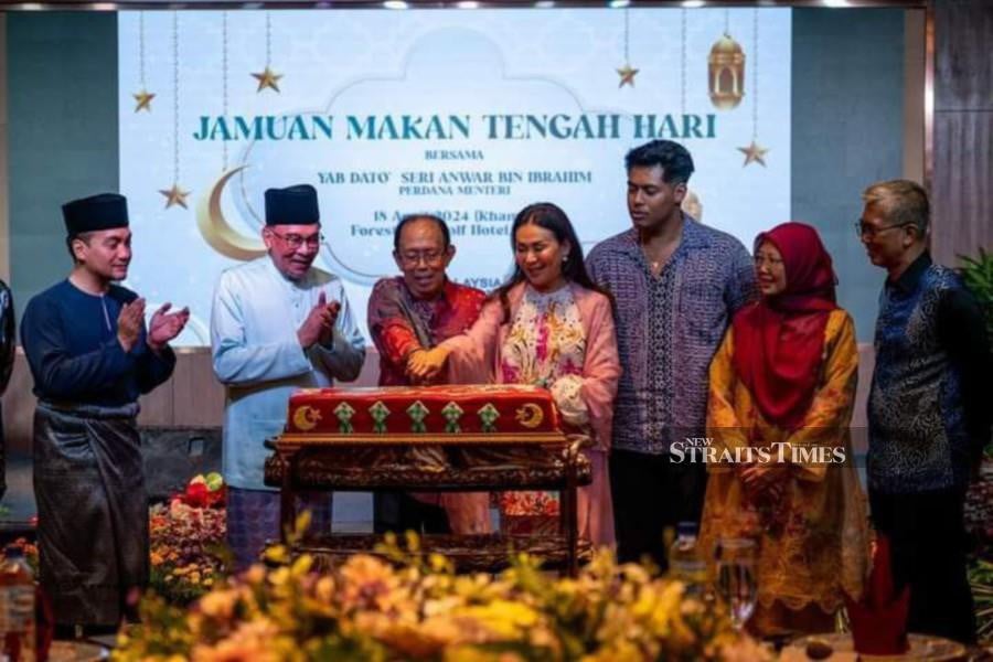 Anwar pays tribute to Musa Hitam on his 90th birthday