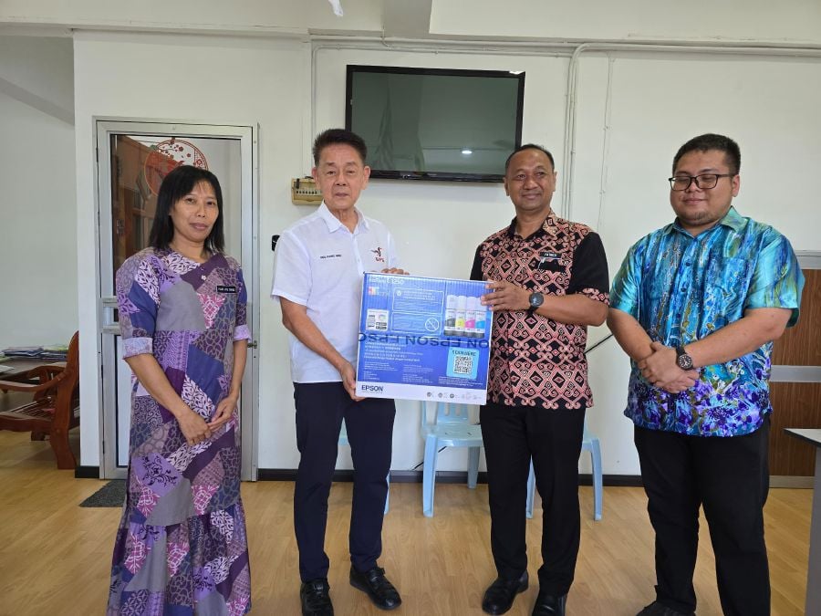 Meradong assemblyman gifts new printing machine to Bandar Bintangor school