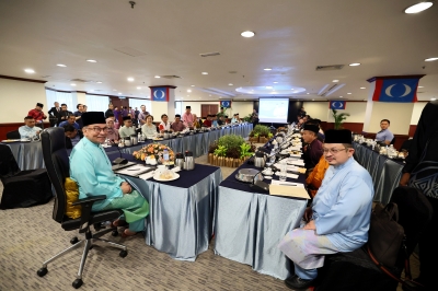 Anwar: Eradicating hardcore poverty, citizenship issue discussed with Sabah PKR