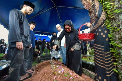 Former IGP Hanif Omar Laid To Rest At Bukit Kiara Cemetery | Nestia