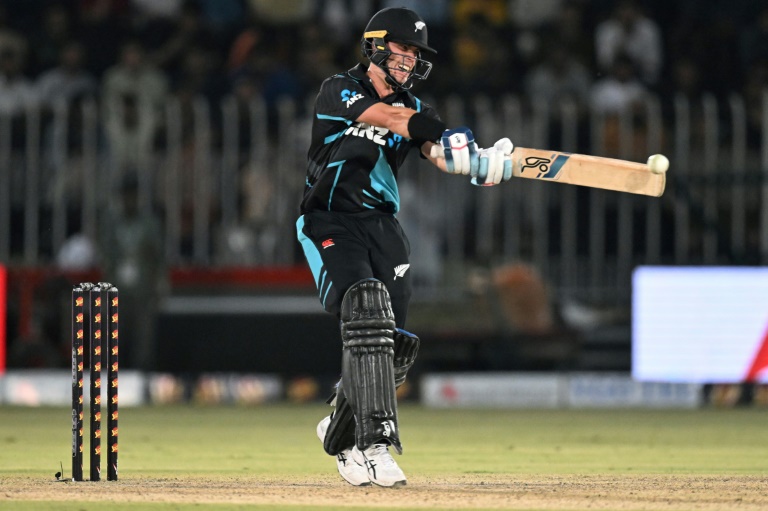 Chapman leads New Zealand to shock win over Pakistan in third T20