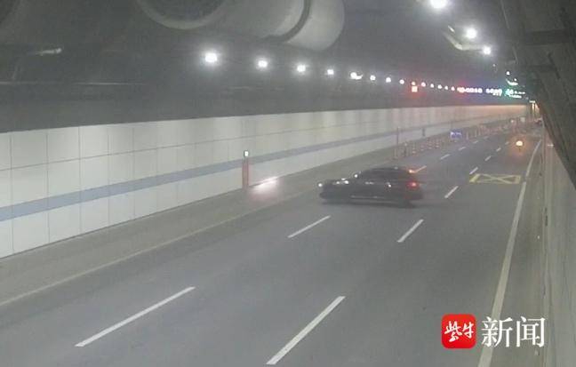 【视频】胆大妄为！无视车流不断，他在夹江隧道内掉头一路逆行……