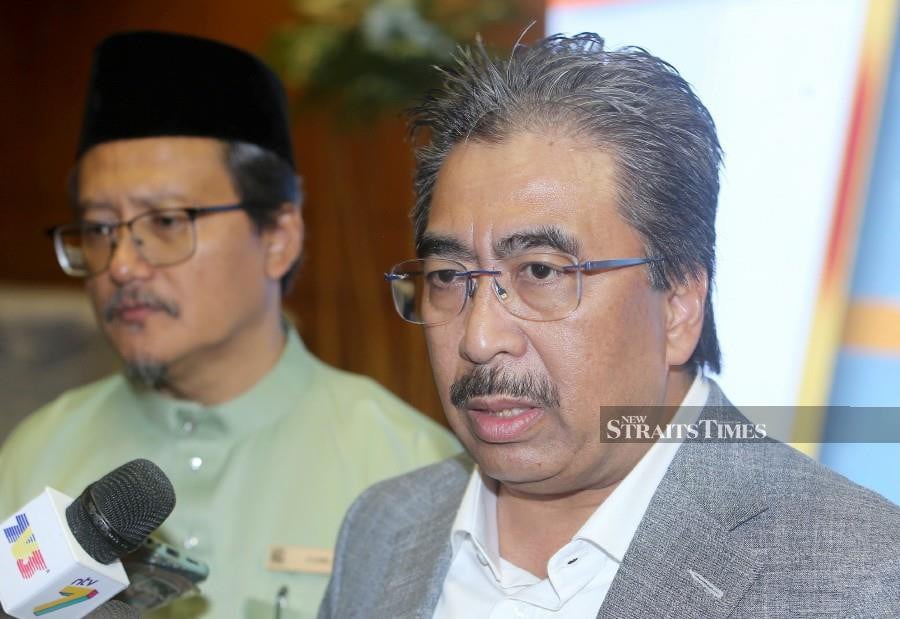 Govt is serious in resolving palm oil industry issues, says Johari
