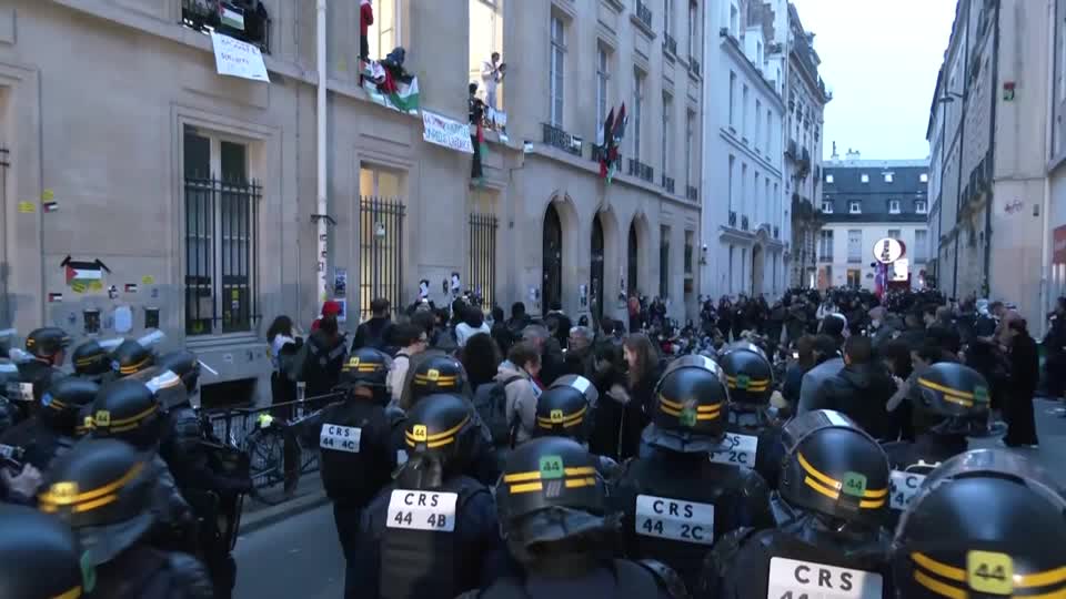 Pro-palestinian protesters block Paris's sciences po