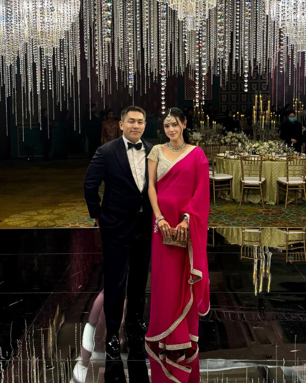 百亿名媛与老公外游庆结婚十周年 获专人接机 行李箱装爆一车