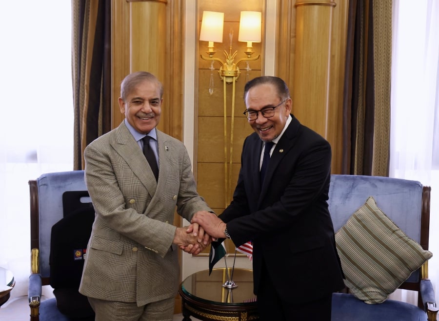 PM Anwar meets Pakistani counterpart, Turkiye foreign minister