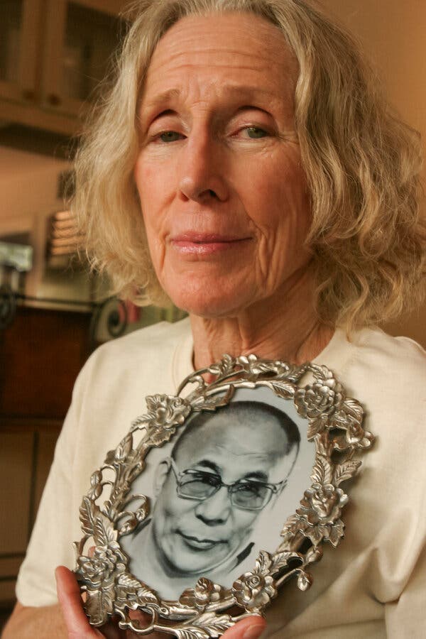 Peggy Mellon Hitchcock, Who Helped Timothy Leary Turn On, Dies at 90
