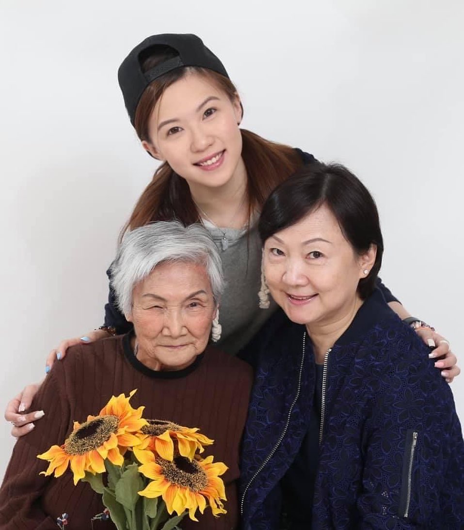 王晶44岁大女王佟艺五官激似妈妈！18年前拍过电影演童年张栢芝 只得一部作品便息影