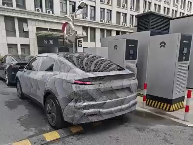 蔚来旗下乐道 L60 伪装车充电实拍，与特斯拉 Model Y 同框