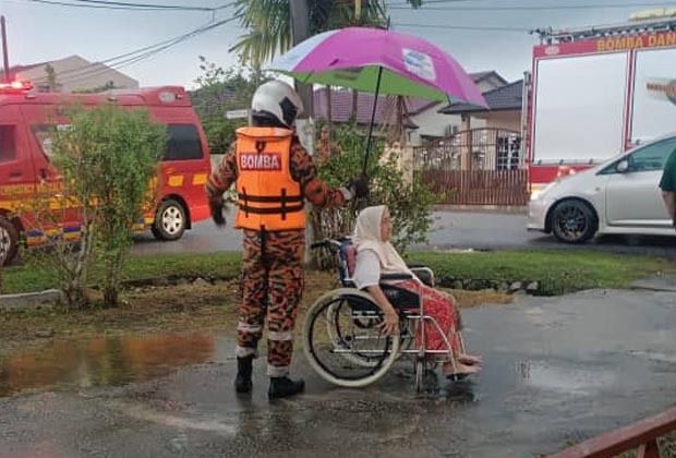 Kajang flood: Fire and Rescue Department evacuates elderly woman from home