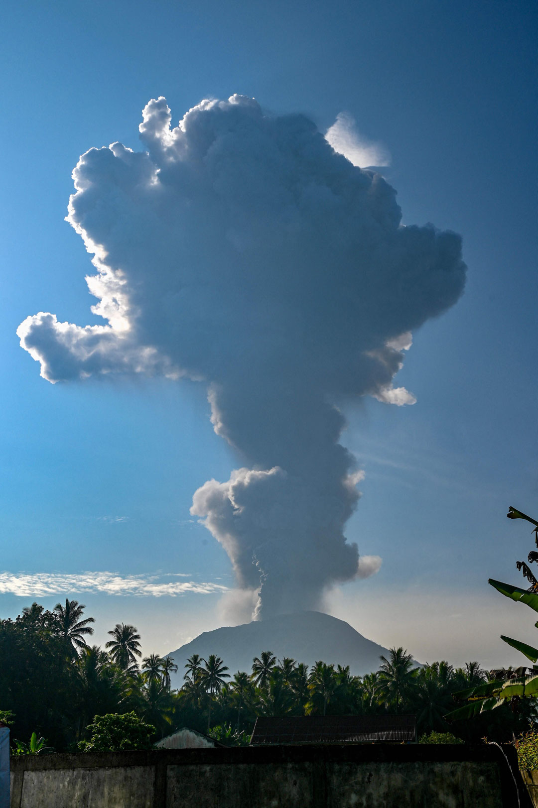 印尼伊布火山喷发 警戒升至最高级