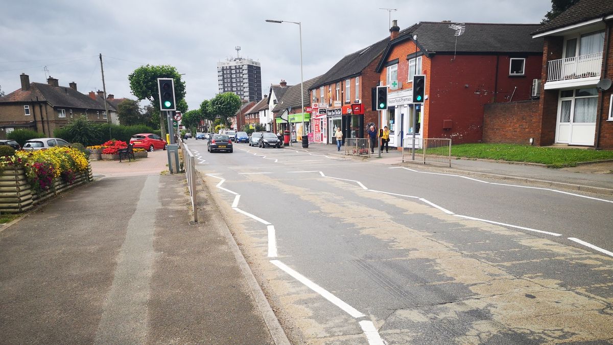 People are only just realising what zig-zag lines really mean on main roads