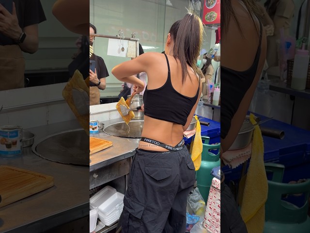 She Sells The Most Delicious Banana Pancake In Bangkok - Puy Roti Lady