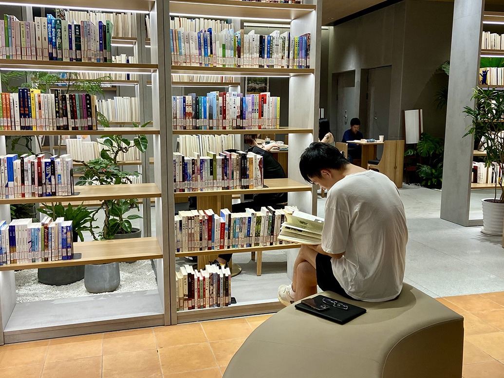 24小时上海｜深夜泡图书馆的人：加班、赶论文、失眠与流浪