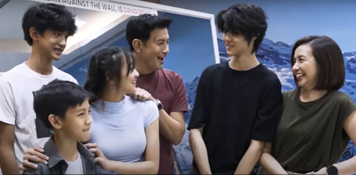 'Daughter looks like Jihyo from Twice': Netizens surprised how good-looking Darren Lim and Evelyn Tan's 4 kids are