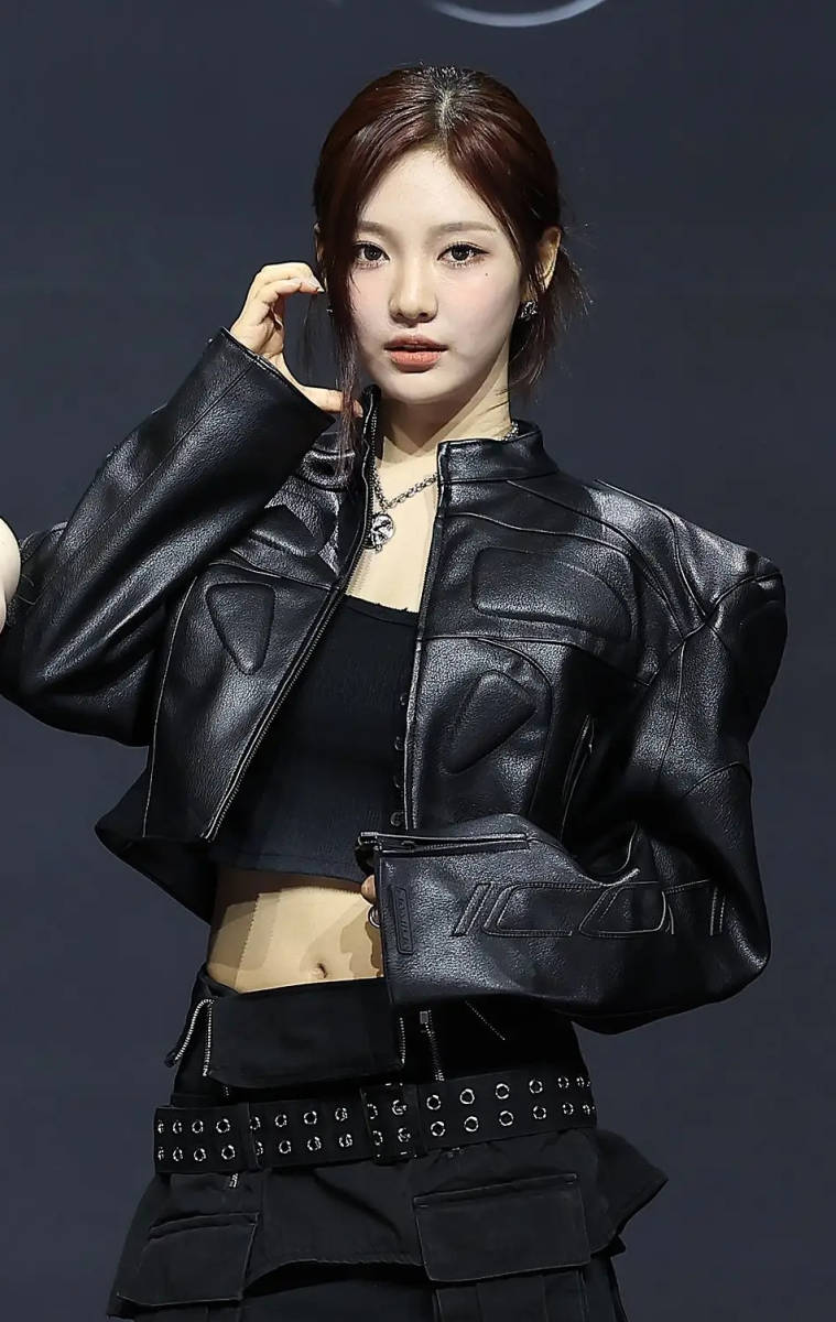 宁艺卓挑战皮衣机车造型 脸颊比心又甜又酷