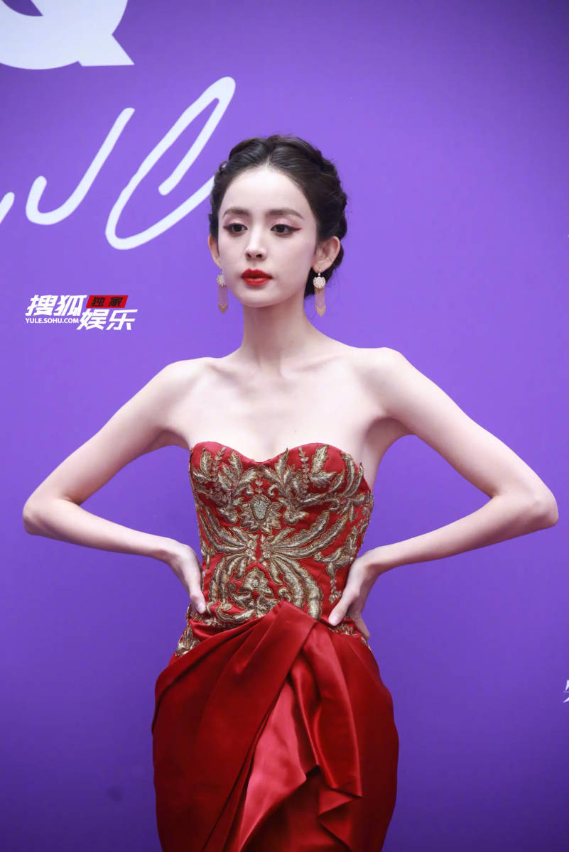 娜扎GQ盛典红毯生图曝光 穿红色抹胸刺绣裙好明媚
