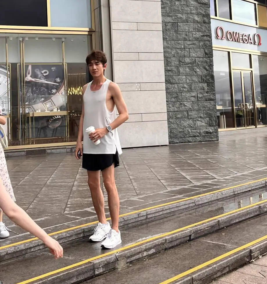 林更新香港雨中跑步被偶遇 身材又高又瘦像竹竿
