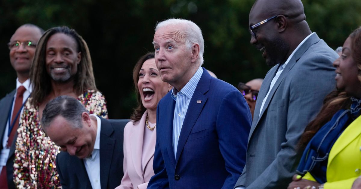 President Biden 'freezes' mid-dance in bizarre glitch at White House concert