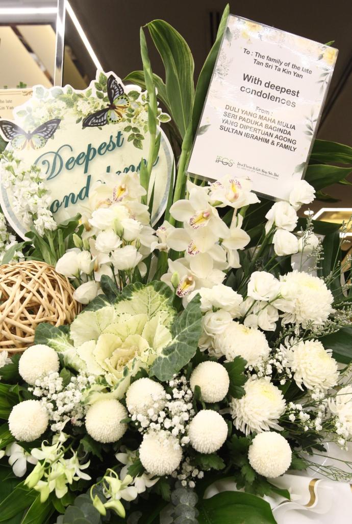 丧府开放吊唁·元首献花圈 政商领袖瞻仰郑金炎
