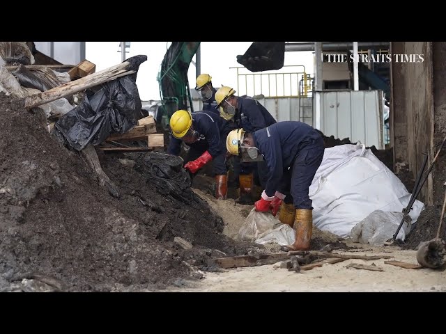 What happens to oil-soaked sand after it is removed from Singapore's coastlines