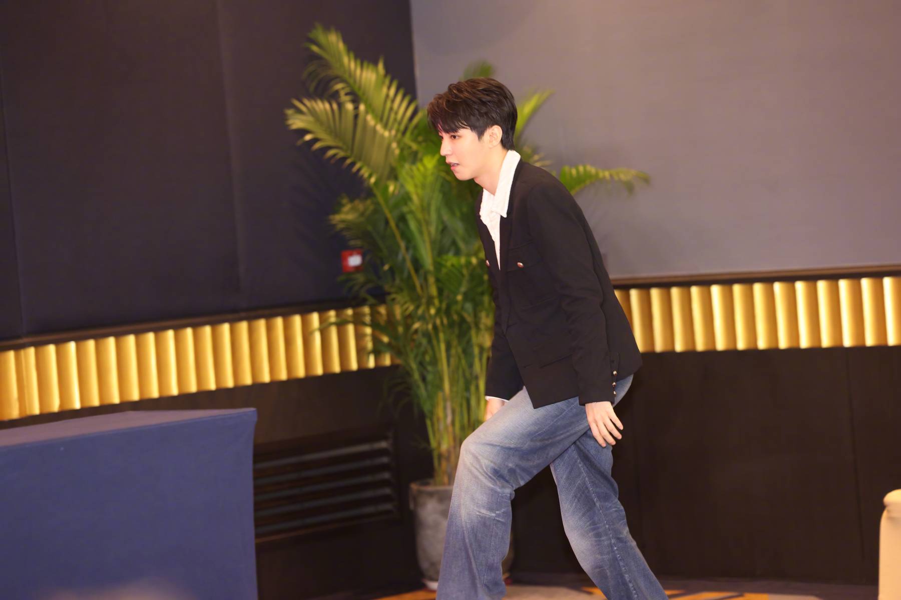 王俊凯亮相《刺猬》发布会 西装配牛仔裤松弛帅气