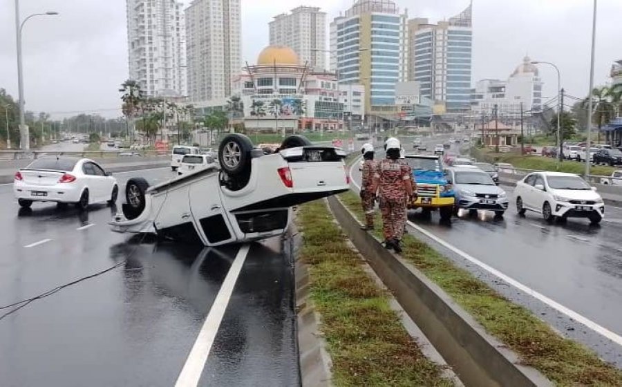 皮卡失控翻覆　司机受轻伤