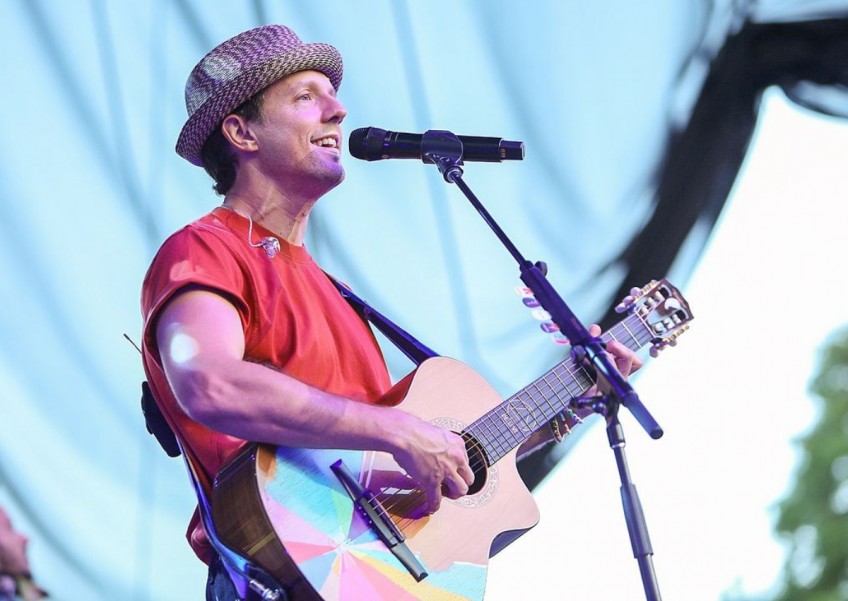 Jason Mraz wasn't comfortable sharing sexuality because 'being gay' was 'punchline of a joke' in 1990s