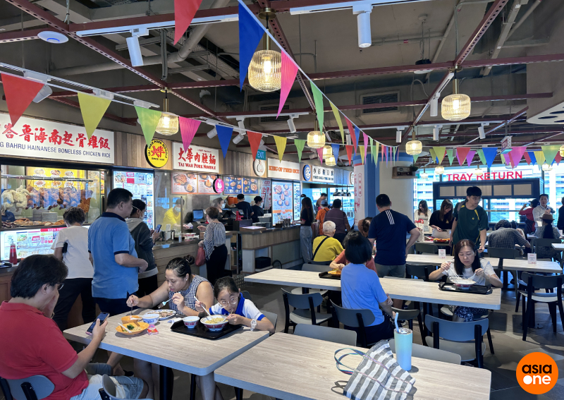 I visit the new food court at Tampines 1 that has Michelin Bib Gourmand and legacy brands, here's what I ate