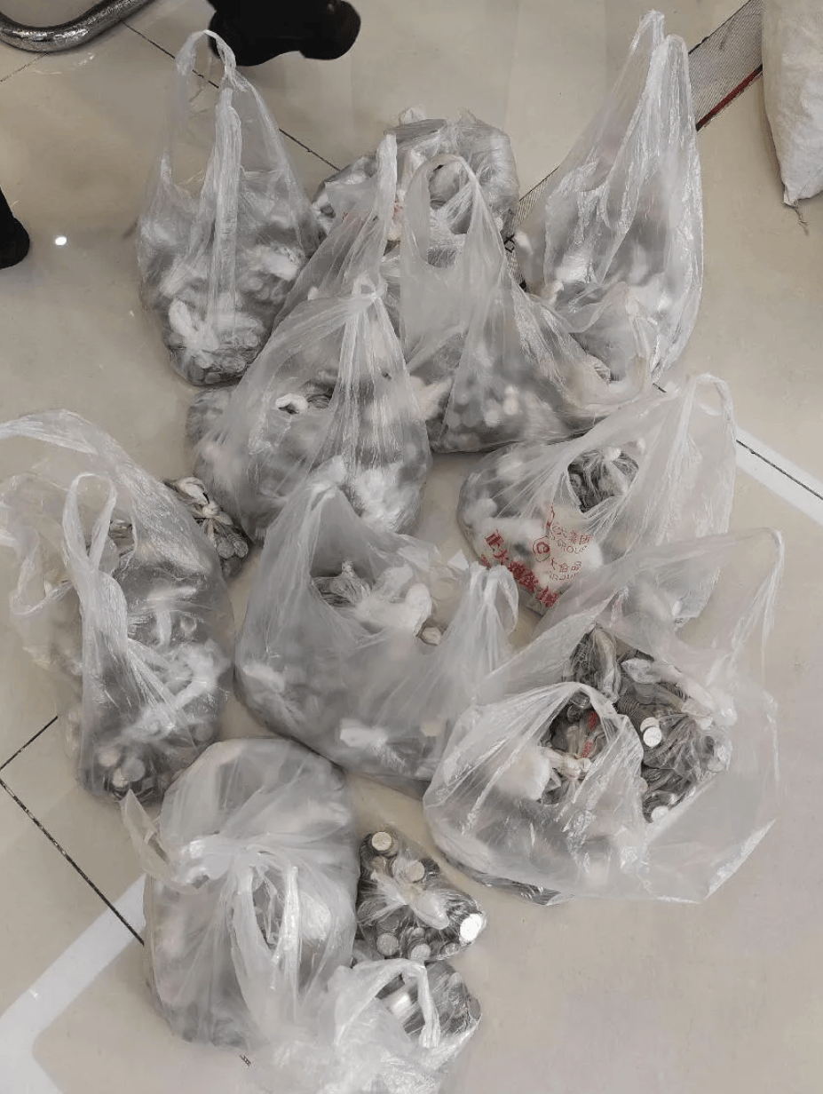 四川男子提三麻袋硬币到法院偿还1万元欠款　法院：加罚X千元！
