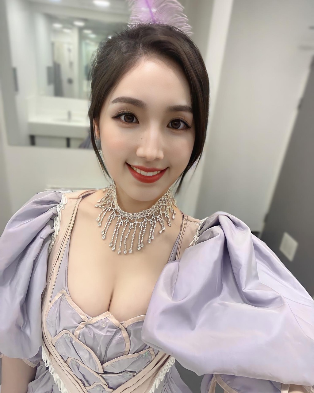 《中3》美女评审海儿火辣Cosplay挑战网民眼球 性感紧身小背心展示喷血3D身材