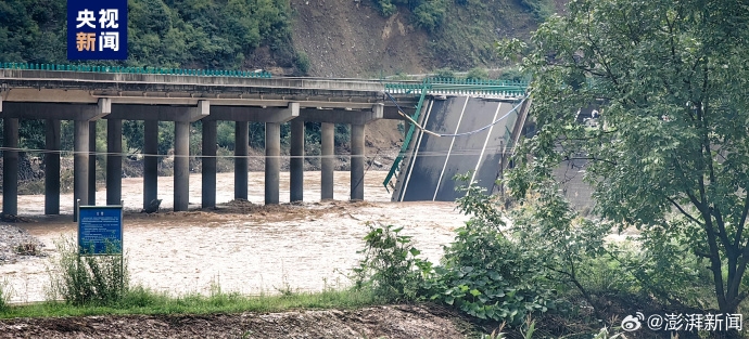 陕西暴雨｜山洪致商洛市一大桥倒塌致多车堕河 至少11人遇难逾30人失踪