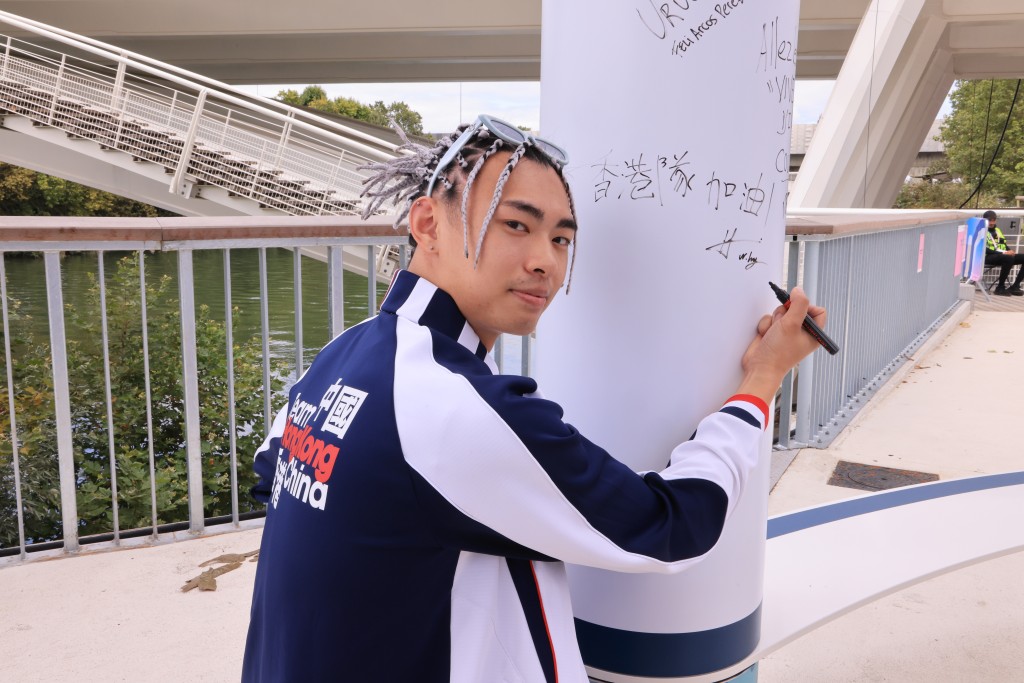 巴黎奥运｜何诗蓓出场 争入200自决赛 惊喜睇重剑何玮桁