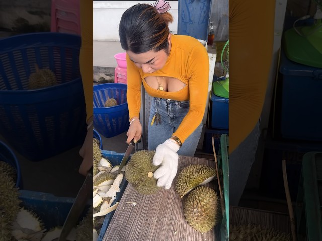 Beautiful Lady Cuts Durian Fruit Really Fast