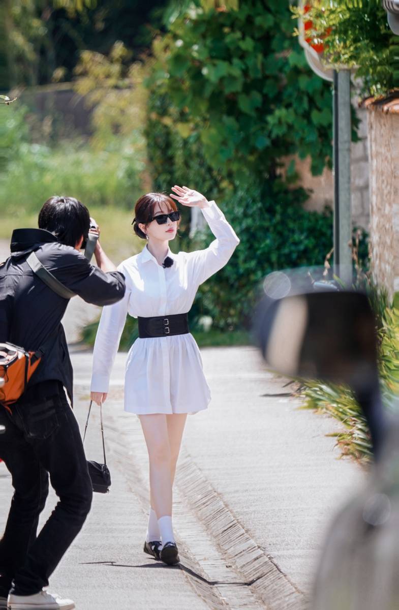 虞书欣穿白衬衫裙比例超绝 搭配甜美盘发气质拉满