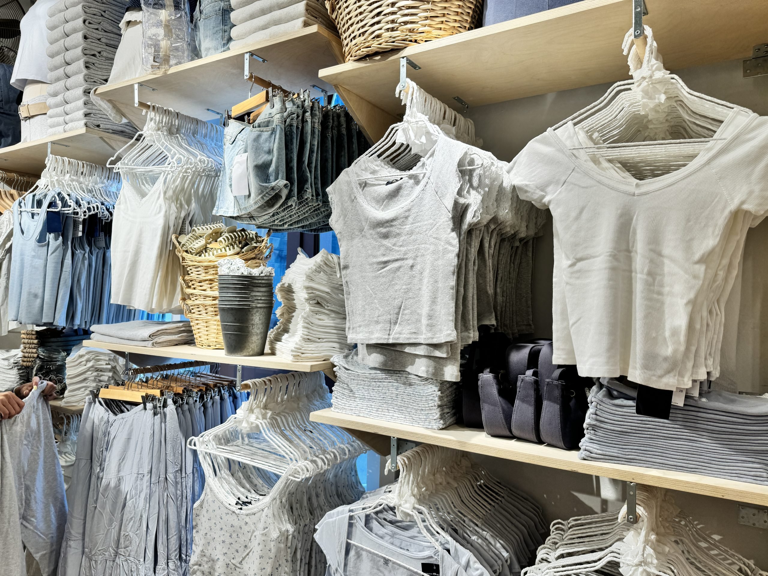 Brandy Melville has made a comeback in Singapore with a two-storey space filled with aesthetic clothes and accessories like the viral Italian charm bracelets and more