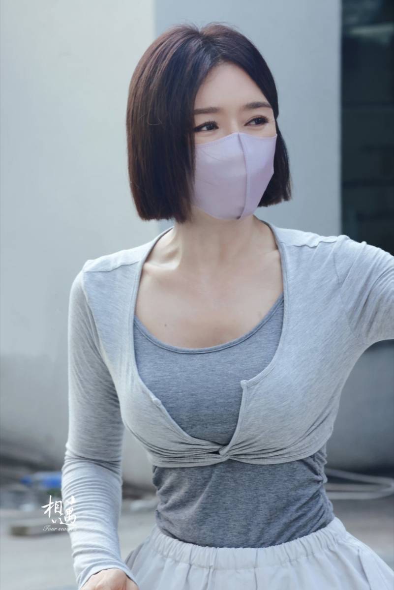 秦岚穿灰色修身套装显身材 凹凸有致细腰雪肤吸睛