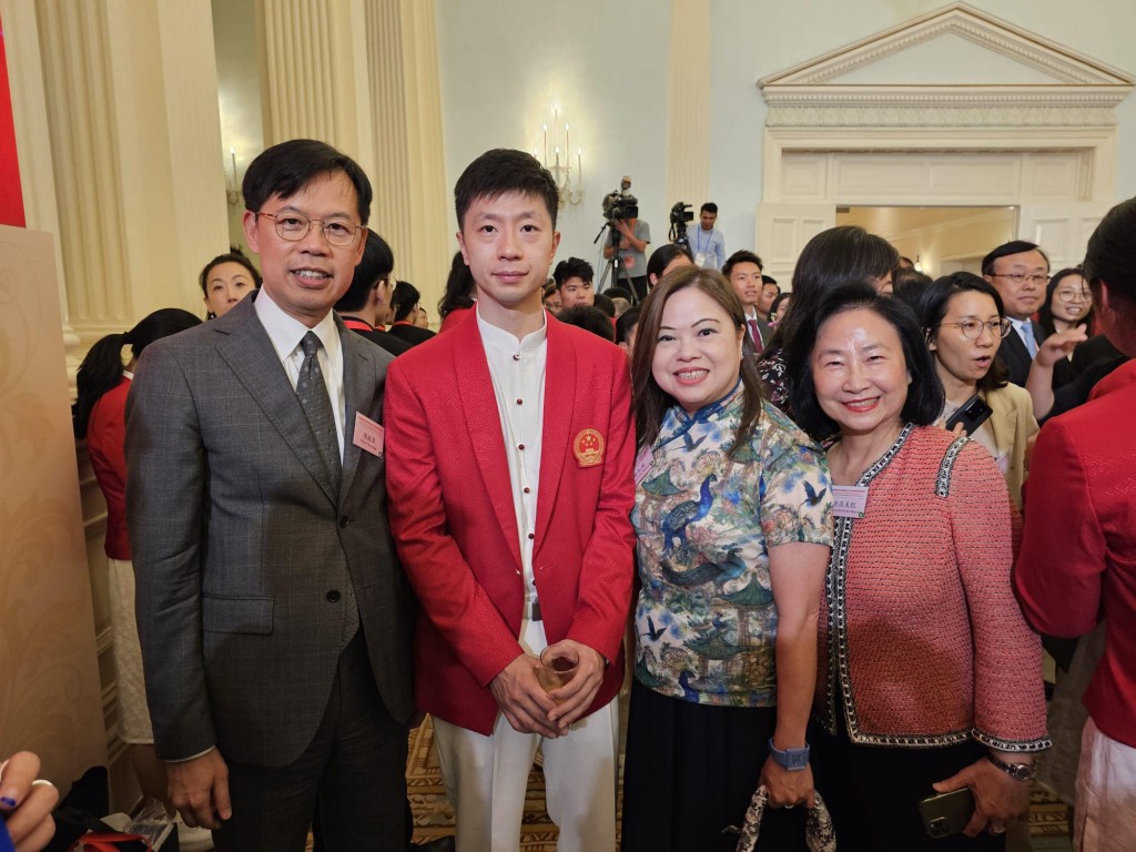 国家队访港｜官员议员齐集邮 罗淑佩与邹敬园贴头合照 麦美娟与跳水孖宝打卡