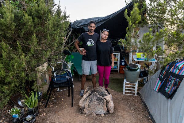 En la lujosa Ibiza, los trabajadores esenciales se ven obligados a vivir en tiendas de campaña