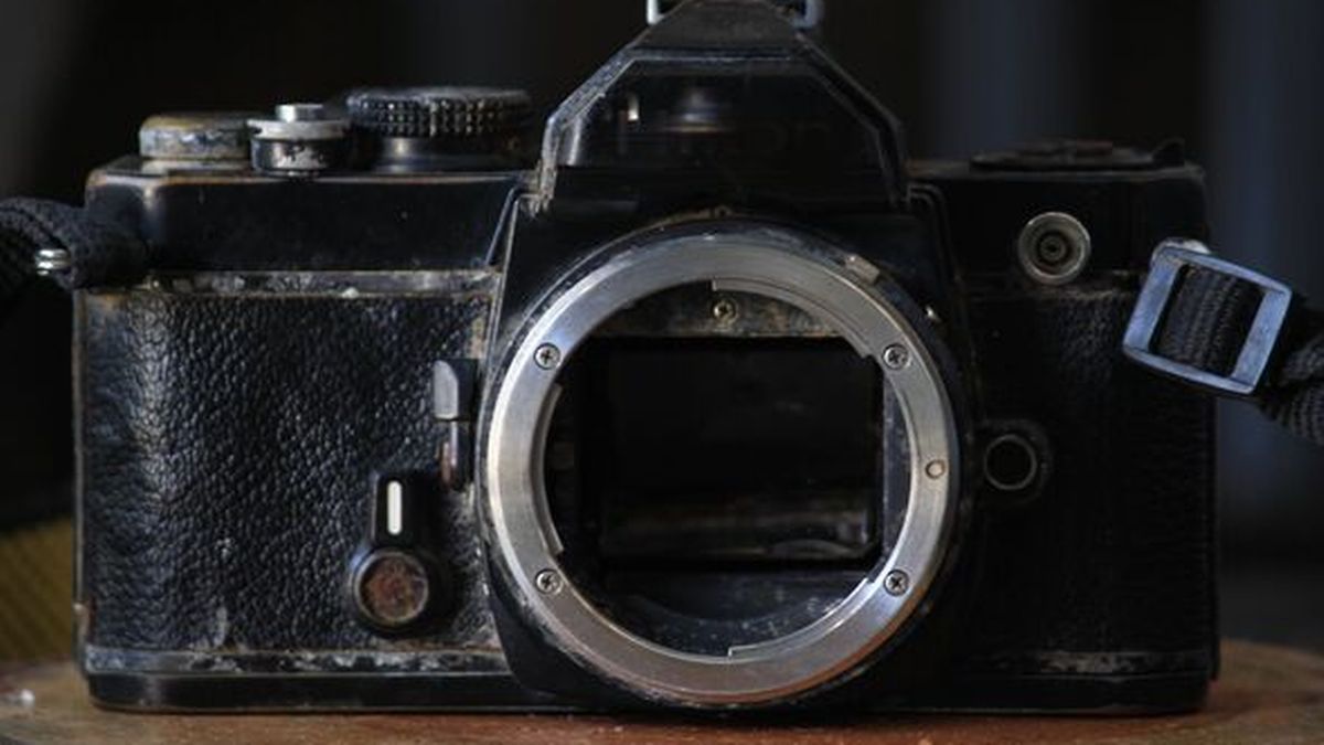 People convinced there's a 'time travelling child' holding iPad in snap from 1941