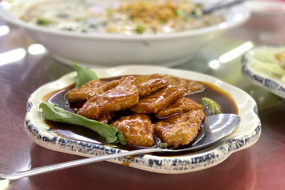 You’ll keep coming back for more of this super crispy ‘golden luck’ salt baked chicken at Happy Union Restaurant in JB