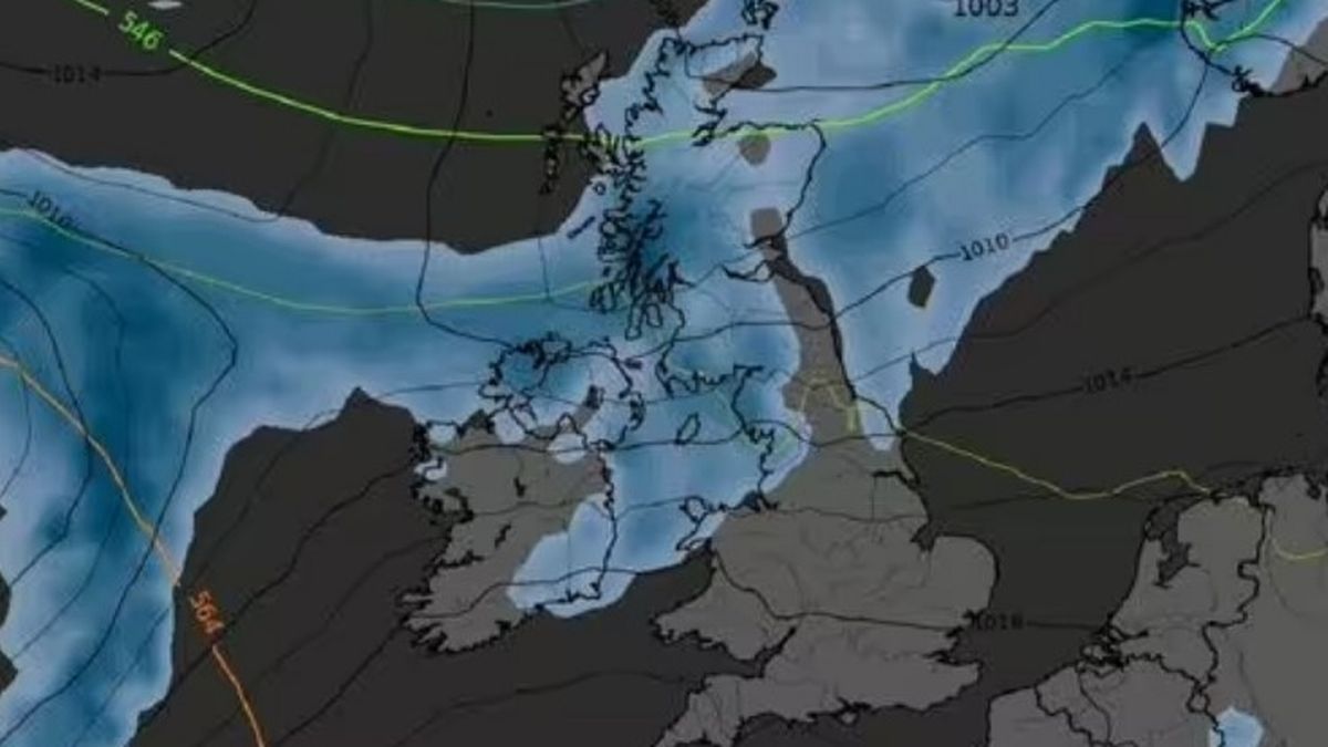 UK weather: New maps reveal exact date 350 mile 'wall' of rain to pelt Britain