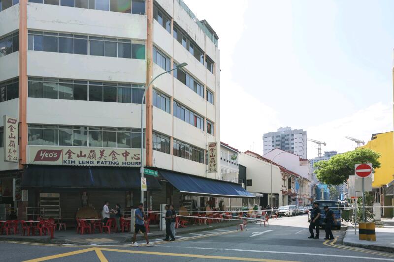 2 men taken to hospital after early morning brawl near Little India coffee shop, 1 dies