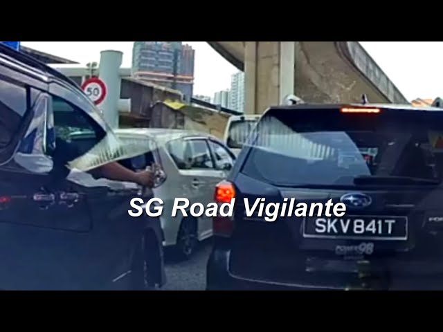 jb ciq toyota alphard try to cut in and lane change.upset at subaru forester