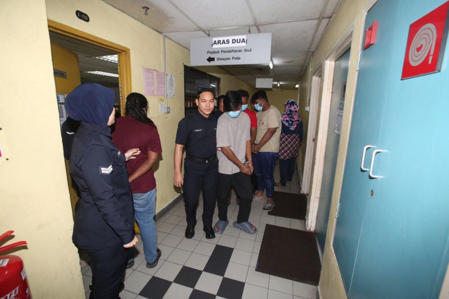 女蛇头与3外籍男子被控　因不谙国语案展10月13日过堂