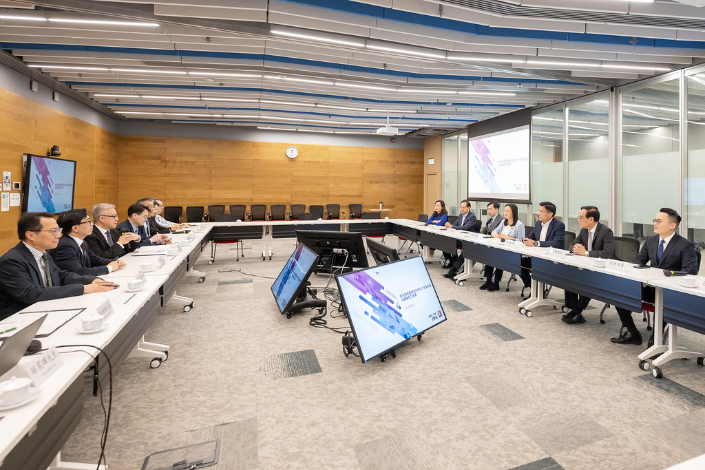 议员参观机电署总部参观 视察机电创科 竟同署长一齐困𨋢廿分钟｜Kelly Online