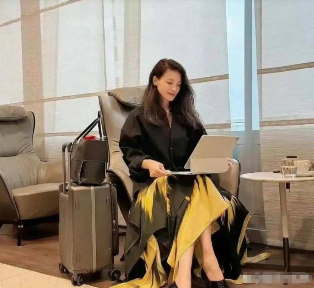 原创 舒淇机场被偶遇，素颜并不年轻，虽穿着素雅，但怎么看怎么高级！