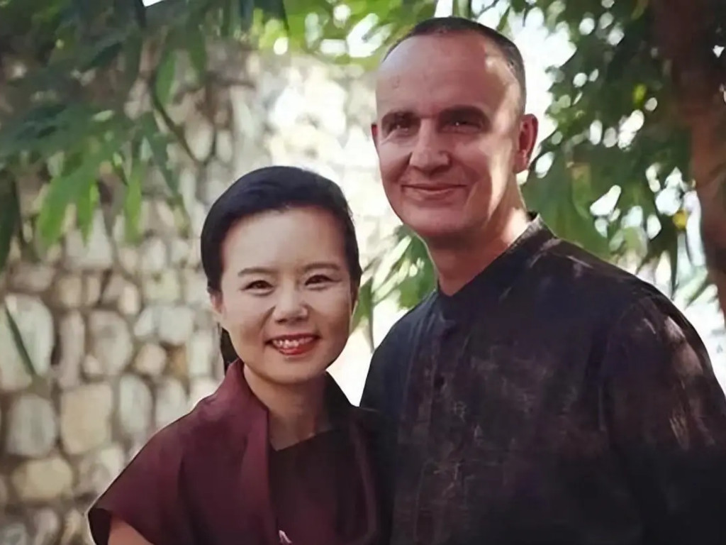 Gong Linna announces divorce with performance video
